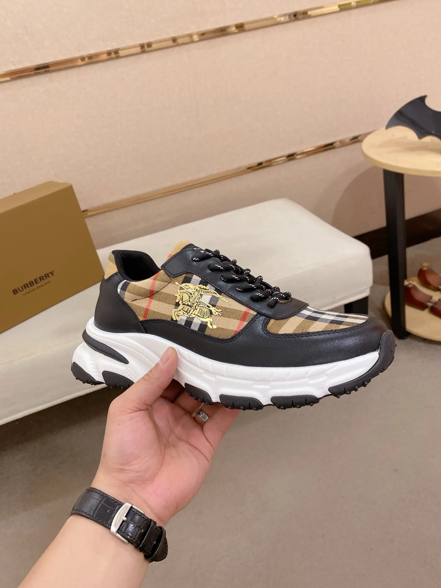 Men's shoes: 442💰🇮🇹🇮🇹The counters are synchronized with BURBERRY's top purchasing agents🔍🔍Synchronized sales. Positive code number: 38-44 Italian imported first-layer cowhide leather with fabric. Fully imported sheepskin lining, sole: the original sole is specially provided by the original factory, the exclusive movable molded sole is super comfortable, the original factory follows the order, 🔍🔍high quality, you can go in and out of the counter at will, welcome to compare. Can be customized. 45 non-refundable